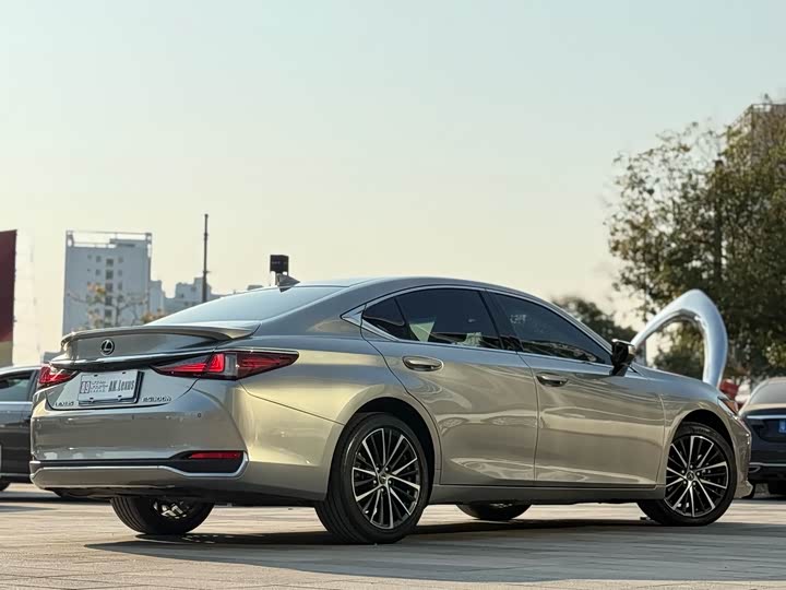 Фото 6 - Lexus ES