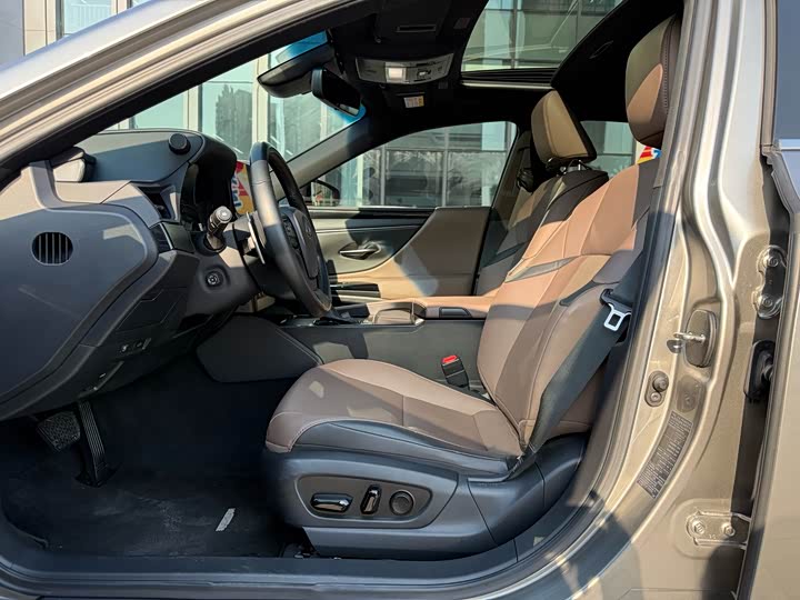 Фото 7 - Lexus ES