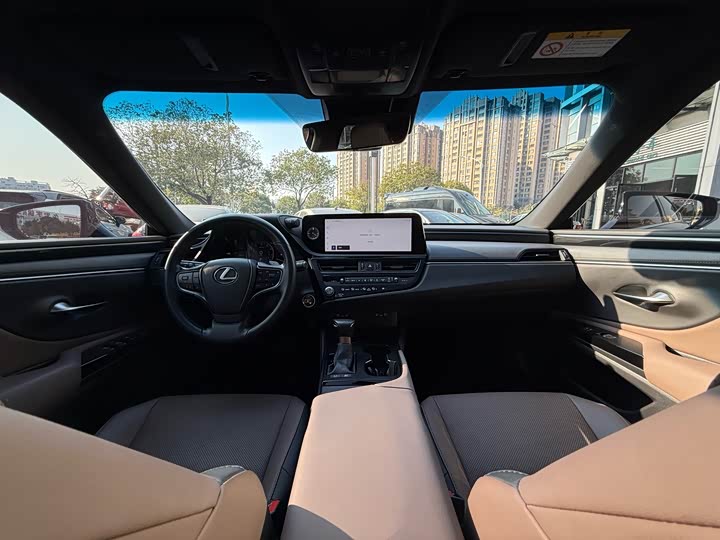 Фото 8 - Lexus ES