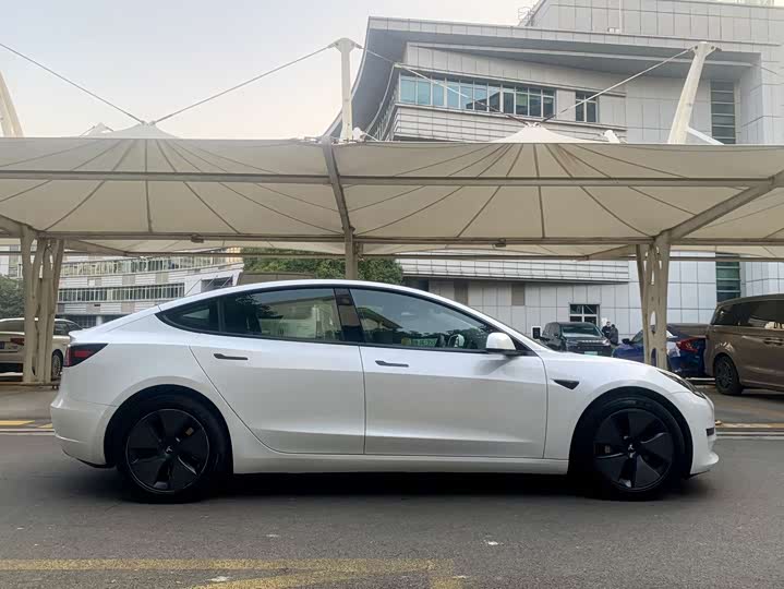 Фото 4 - Tesla Model 3