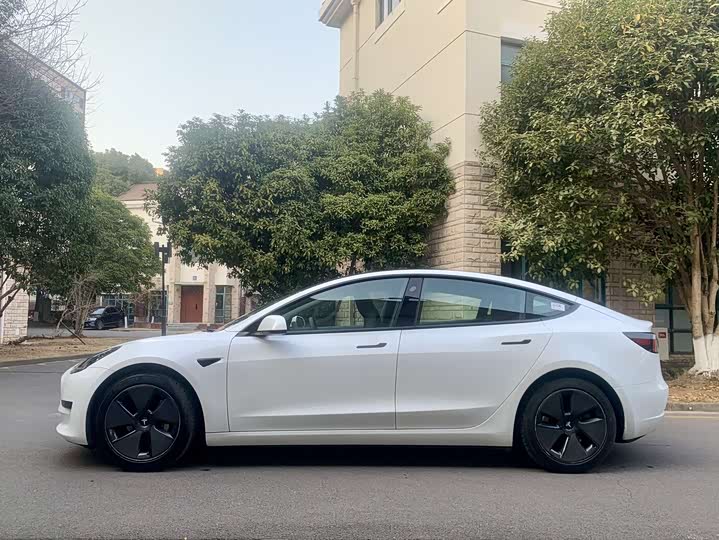 Фото 8 - Tesla Model 3