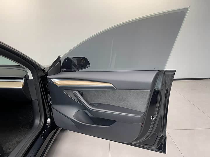 Фото 2 - Tesla Model 3