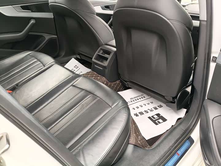 Фото 9 - Audi A4L