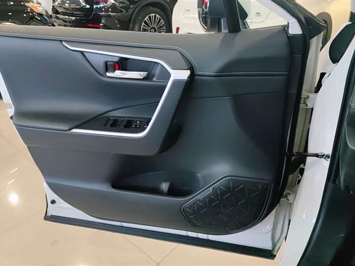 Фото 7 - Toyota RAV4