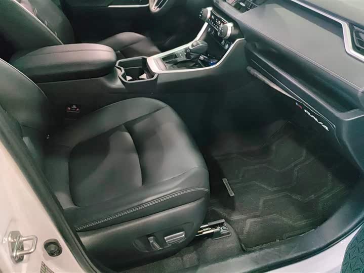 Фото 8 - Toyota RAV4