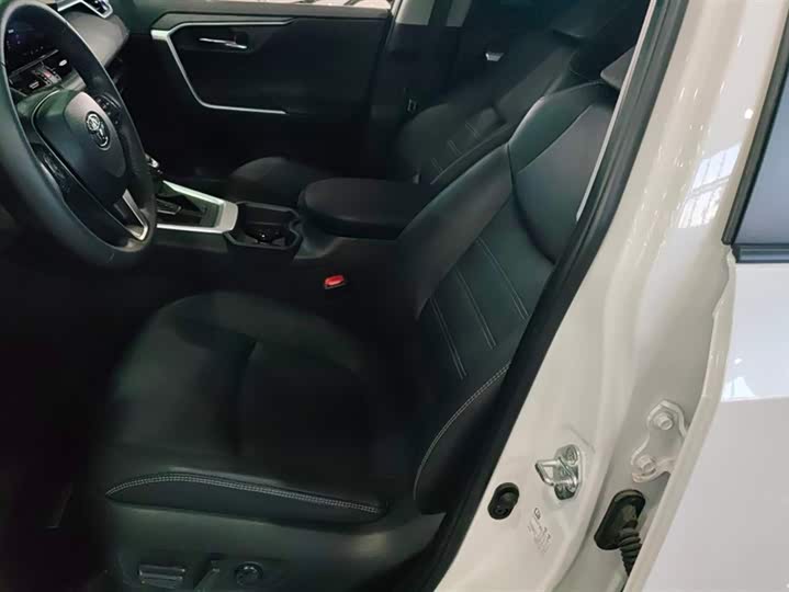 Фото 9 - Toyota RAV4