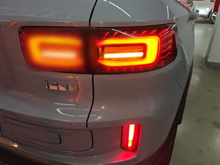 Фото 8 - Geely Icon