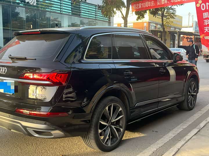 Фото 8 - Audi Q7