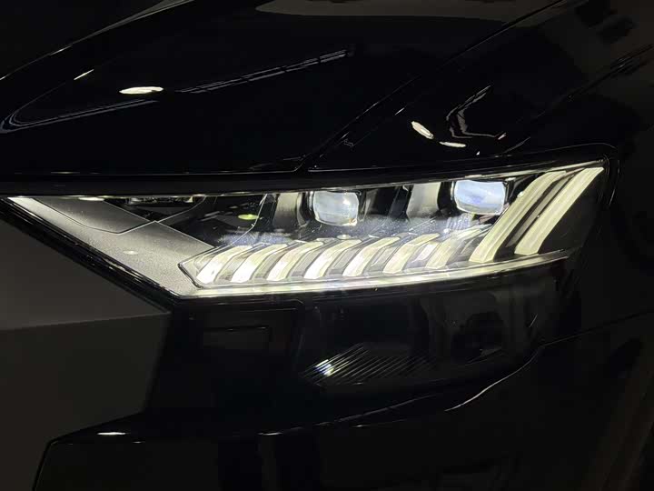 Фото 7 - Audi Q8