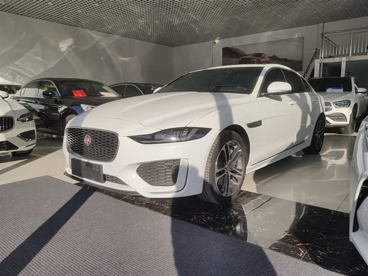 Фото 1 - Jaguar XE L