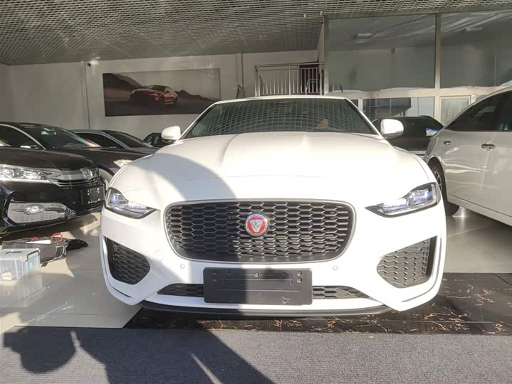Фото 3 - Jaguar XE L
