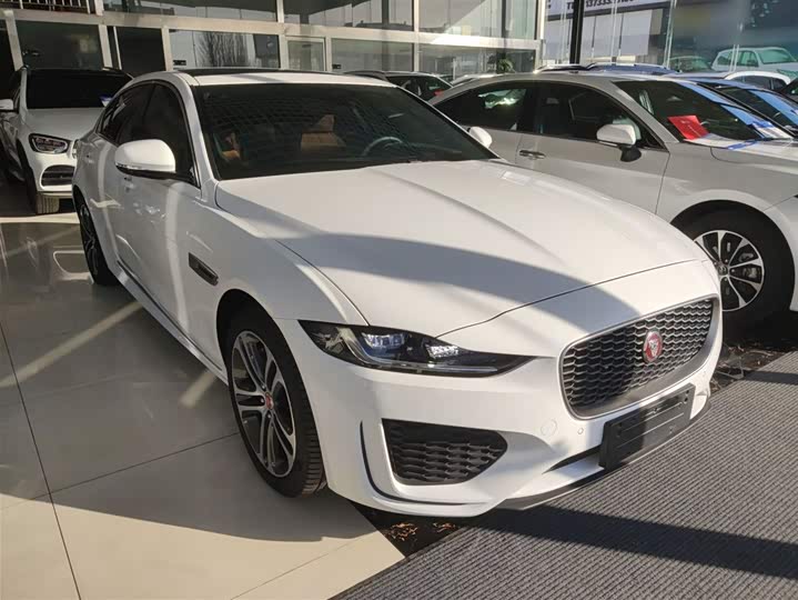 Фото 4 - Jaguar XE L