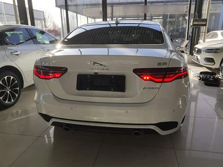 Фото 6 - Jaguar XE L