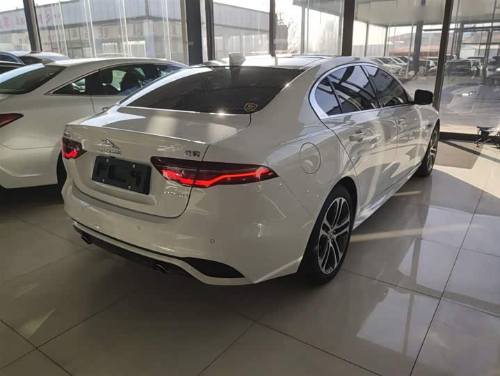 Фото 7 - Jaguar XE L