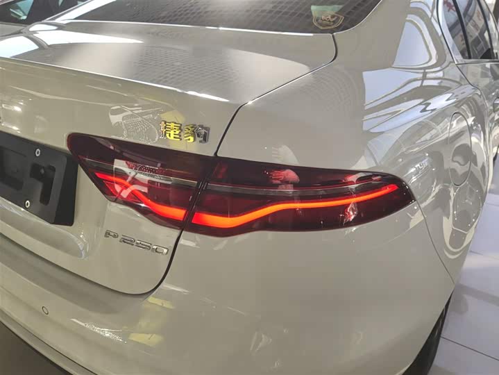 Фото 8 - Jaguar XE L