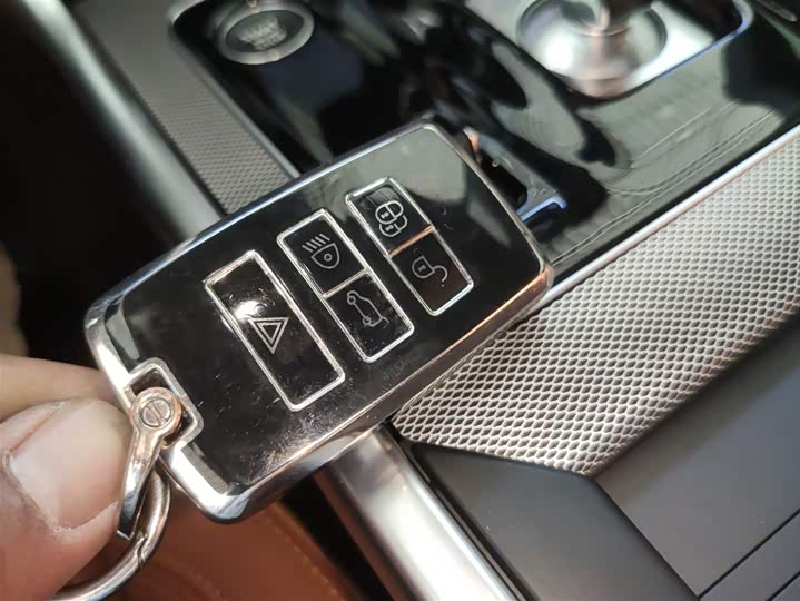 Фото 9 - Jaguar XE L