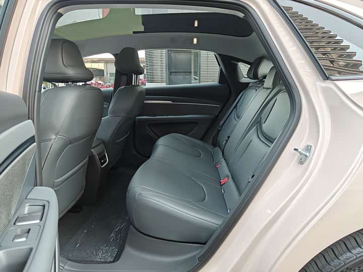 Фото 6 - XPeng Mona M03