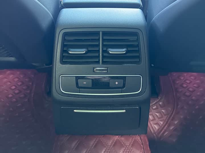 Фото 8 - Audi A4L