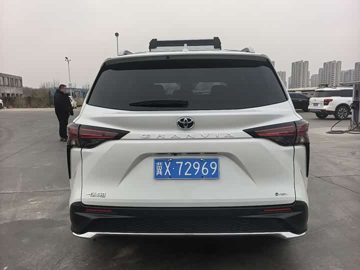 Фото 5 - Toyota Granvia