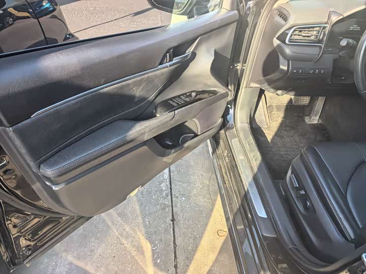 Фото 7 - Toyota Camry