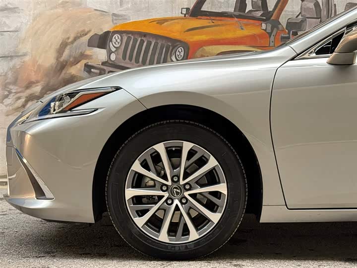 Фото 6 - Lexus ES