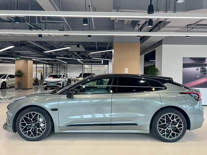 Фото 2 - Zeekr 001