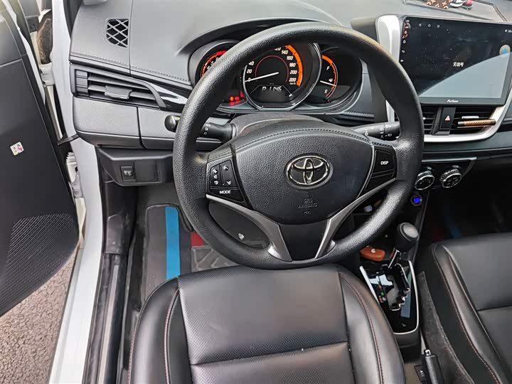 Фото 3 - Toyota Yaris L Hatchback