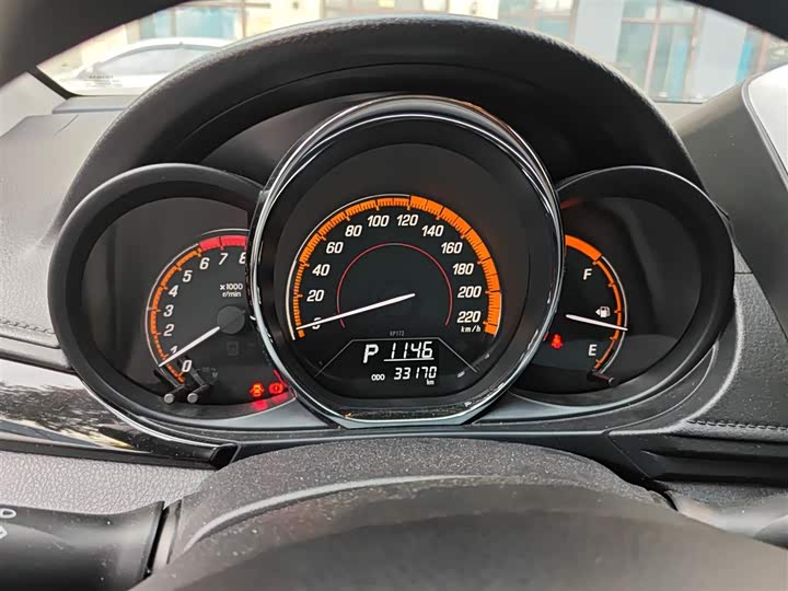 Фото 4 - Toyota Yaris L Hatchback