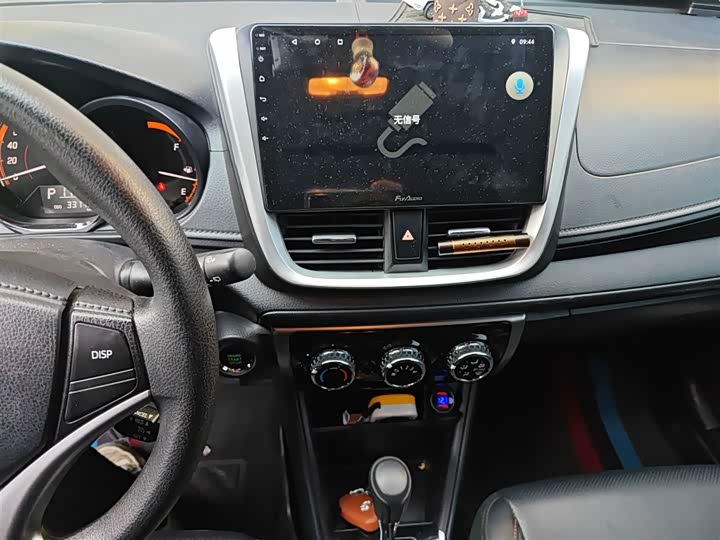 Фото 6 - Toyota Yaris L Hatchback