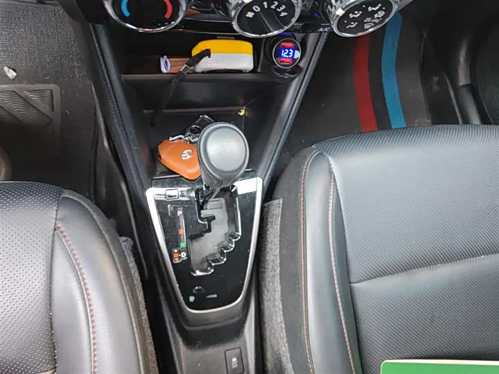 Фото 7 - Toyota Yaris L Hatchback