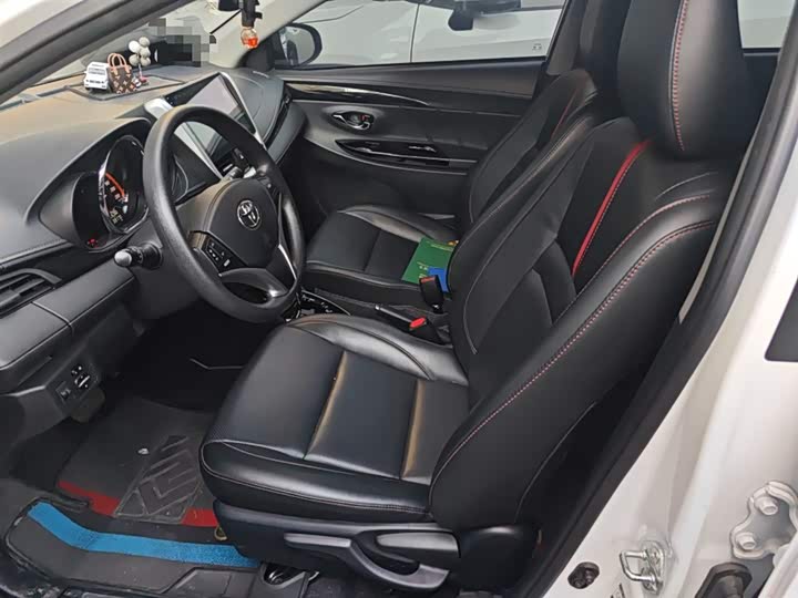 Фото 8 - Toyota Yaris L Hatchback