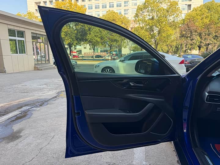 Фото 7 - Jaguar XE L