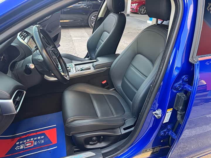 Фото 8 - Jaguar XE L