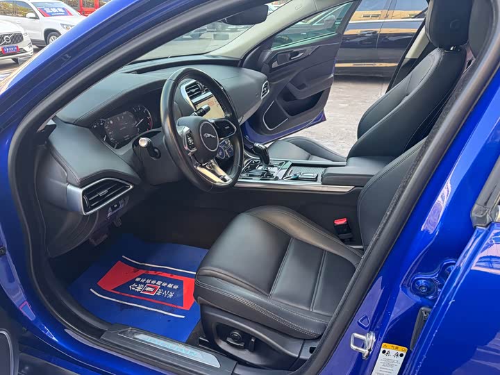 Фото 9 - Jaguar XE L