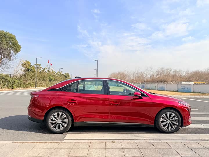 Фото 4 - Hongqi E-QM5