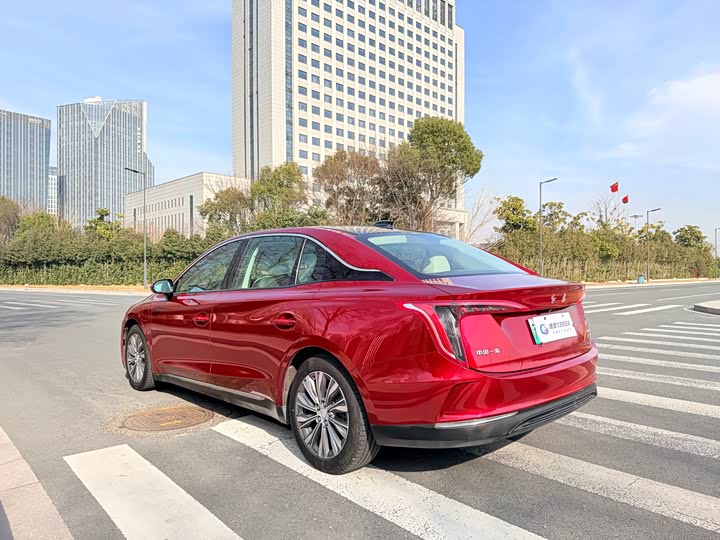 Фото 6 - Hongqi E-QM5