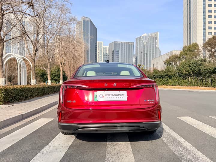 Фото 7 - Hongqi E-QM5