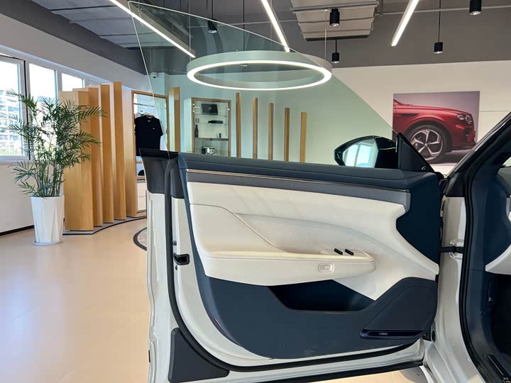 Фото 7 - Zeekr 001