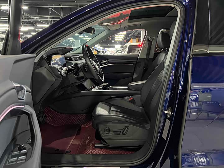 Фото 6 - Audi e-tron