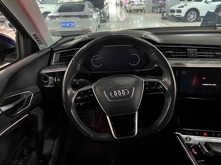Фото 9 - Audi e-tron