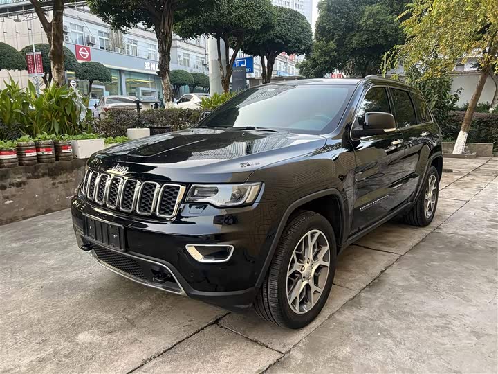 Фото 4 - Jeep Grand Cherokee
