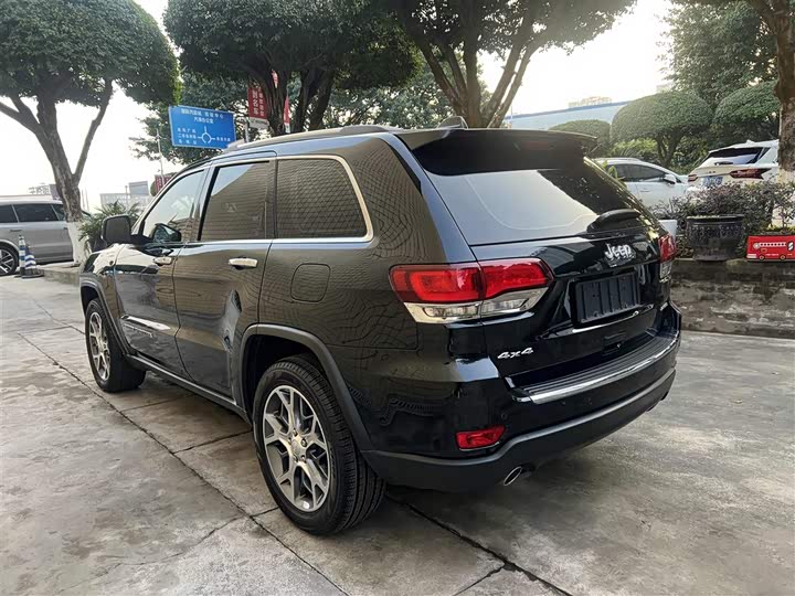Фото 6 - Jeep Grand Cherokee