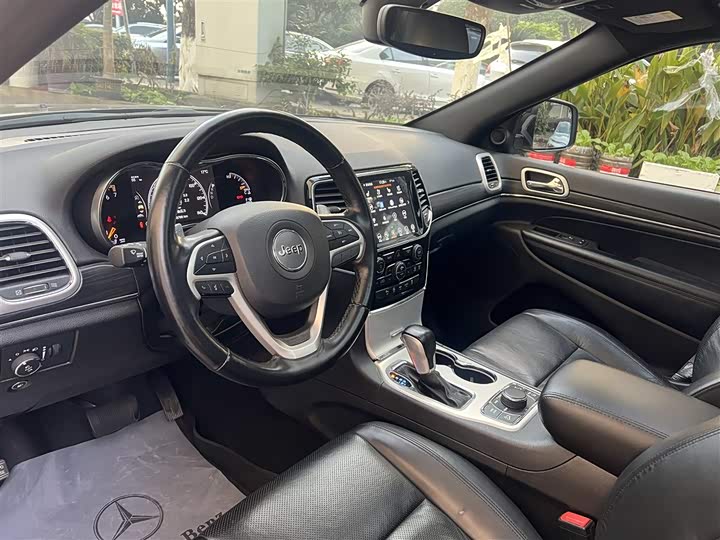 Фото 8 - Jeep Grand Cherokee