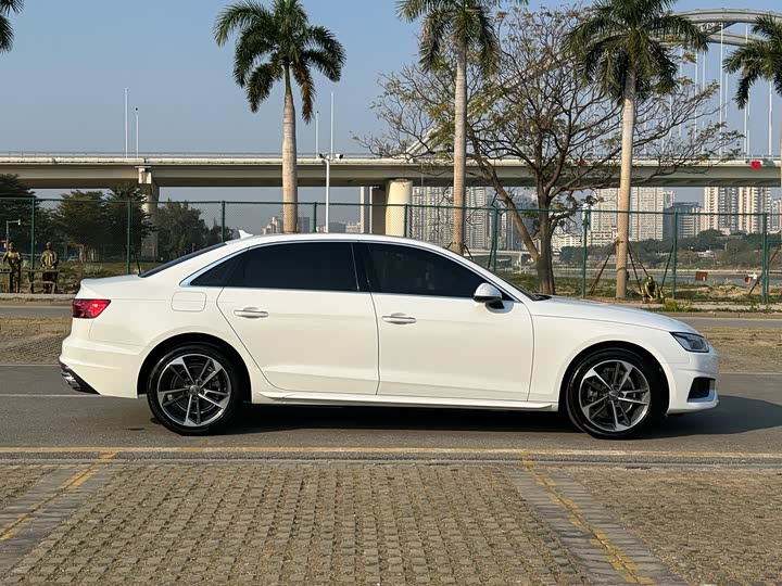 Фото 8 - Audi A4L