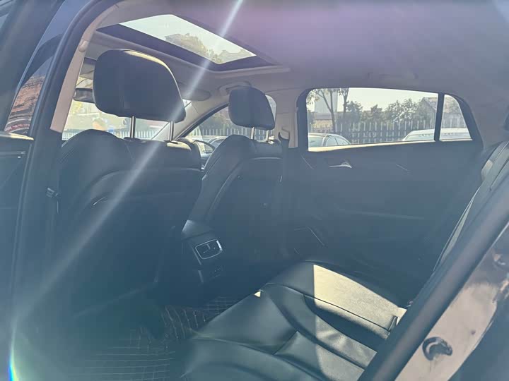 Фото 9 - Hongqi H5