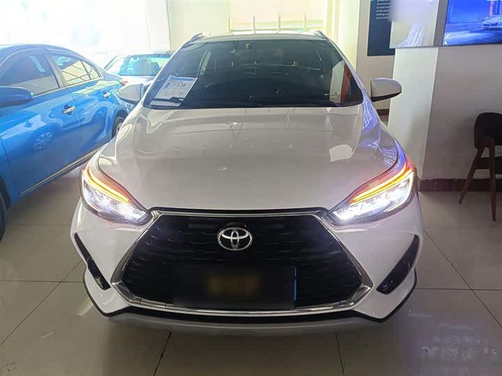 Фото 3 - Toyota Yaris L Hatchback