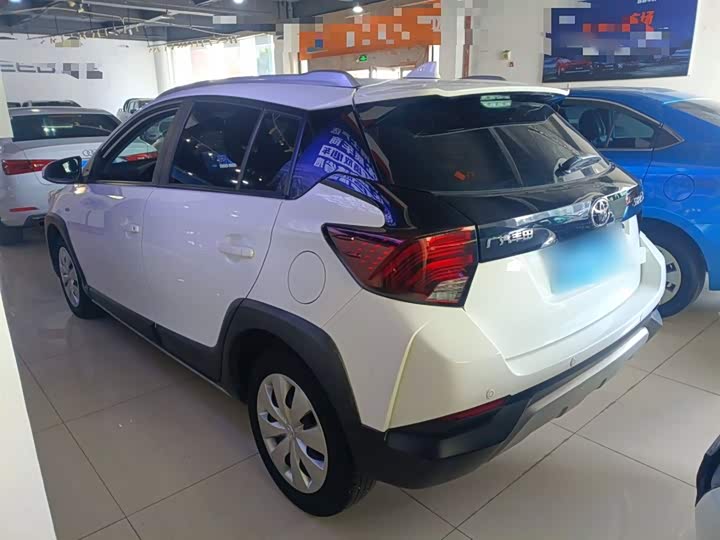 Фото 5 - Toyota Yaris L Hatchback