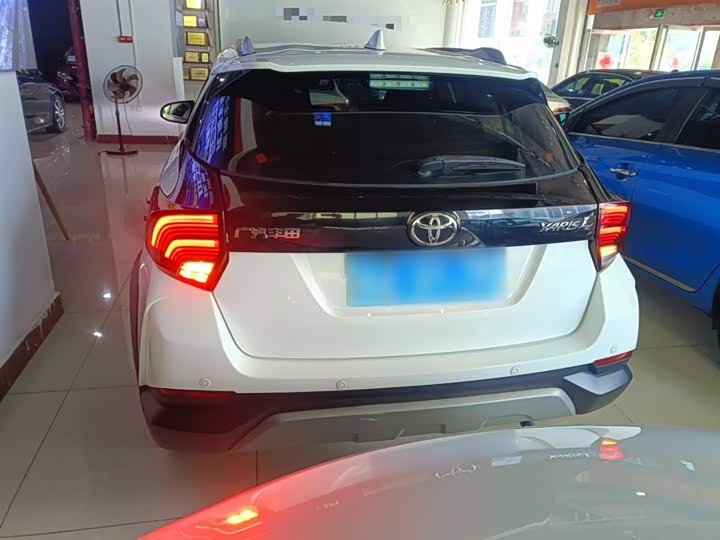 Фото 6 - Toyota Yaris L Hatchback