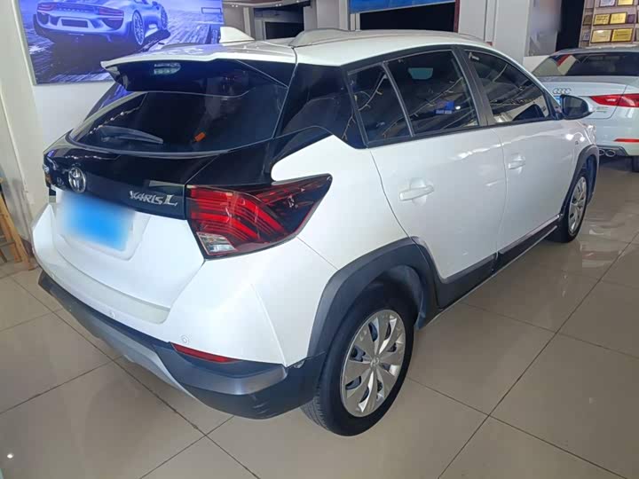 Фото 7 - Toyota Yaris L Hatchback