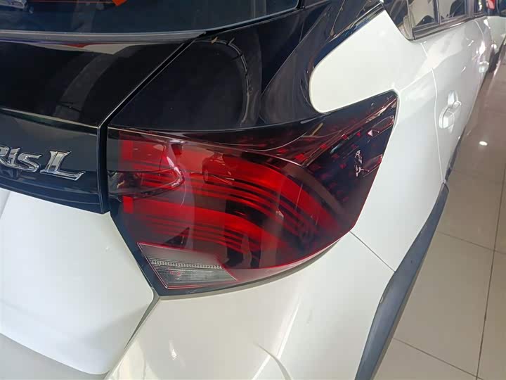 Фото 8 - Toyota Yaris L Hatchback